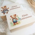 Berniukui-MEDINĖ KRIKŠTADĖŽĖ SU SPAUDA „KRIKŠTO PRISIMINIMAI“