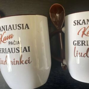 Puodeliai su šaukšteliu „Skaniausia kava pačia geriausiai liūdininkei ir liūdininkui"